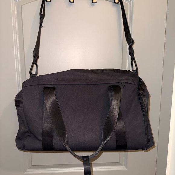 lululemon athletica Black Command the Day Duffle Bag 37ml - Picture 2 of 12